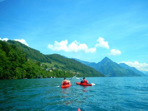 Zwei Airbnb-Kunden unterwegs im Kajak entlang am Bürgenstock.